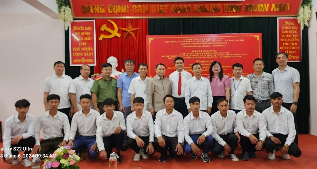 Thumbnail Khai giảng lớp đào tạo cho lưu học sinh tỉnh Xiêng Khoảng - Nước Cộng hòa nhân dân Lào