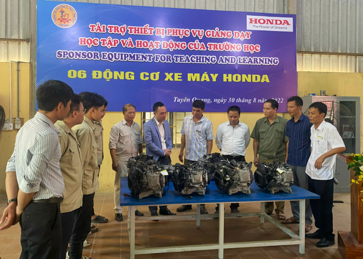 Thumbnail Tiếp nhận 06 động cơ xe máy do Công ty Honda Việt Nam trao tặng