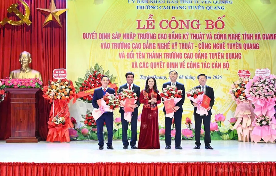 Thumbnail Lễ công bố Quyết định sáp nhập trường Cao đẳng Kỹ thuật và Công nghệ tỉnh Hà Giang vào trường Cao đẳng nghề Kỹ thuật - Công nghệ Tuyên Quang và đổi tên thành Trường Cao đẳng Tuyên Quang