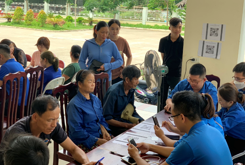 Đoàn viên Thanh niên trường Cao đẳng nghề Kỹ thuật - Công nghệ Tuyên Quang hỗ trợ nhân dân đăng ký, kích hoạt tài khoản định danh điện tử VNeID