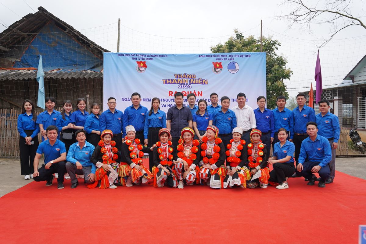 Đoàn Thanh niên trường Cao đẳng nghề Kỹ thuật - Công nghệ Tuyên Quang tham gia ngày cao điểm " Tình nguyện chung tay xây dựng nông thôn mới và ngày chủ nhật xanh "